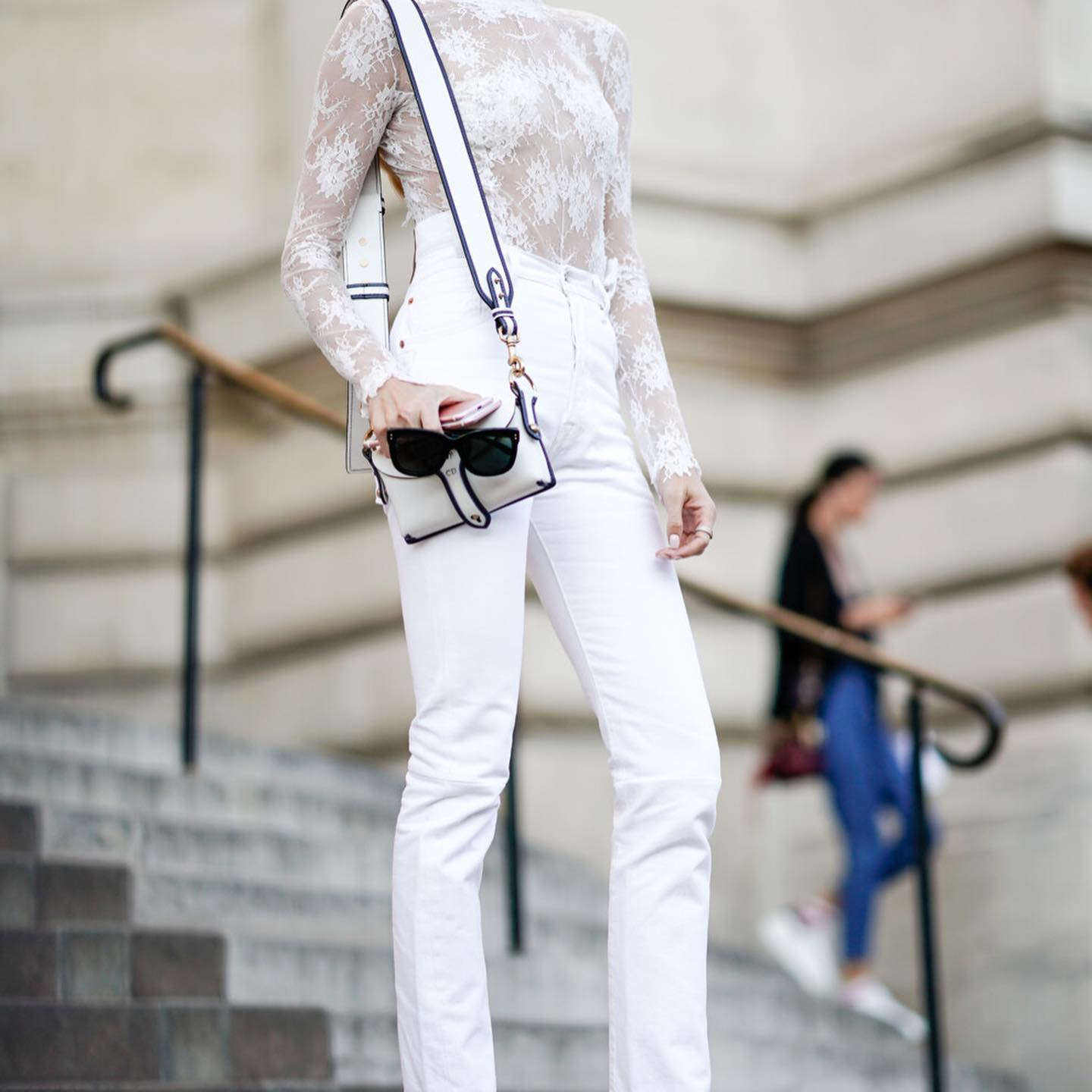 Как носить белые джинсы этим летом: 5 модных идей от стилиста